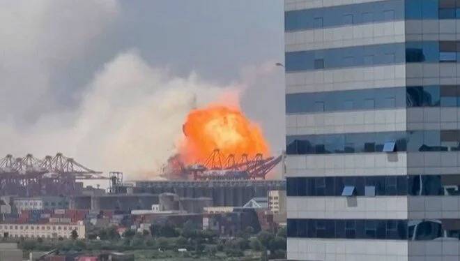 Məşhur konteyner gəmisində güclü partlayış baş verdi