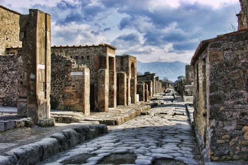 Qədim şəhərin divarını yazan turist 102 min cərimələndi 