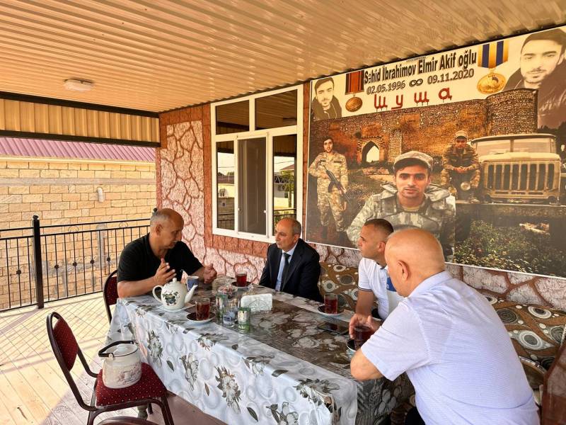 Deputatlığa namizəd şəhid valideynləri ilə görüşdü 
