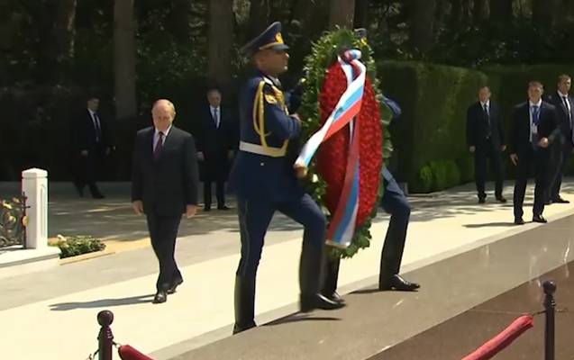 Vladimir Putin Bakıda Fəxri və Şəhidlər xiyabanlarında olub - VİDEO