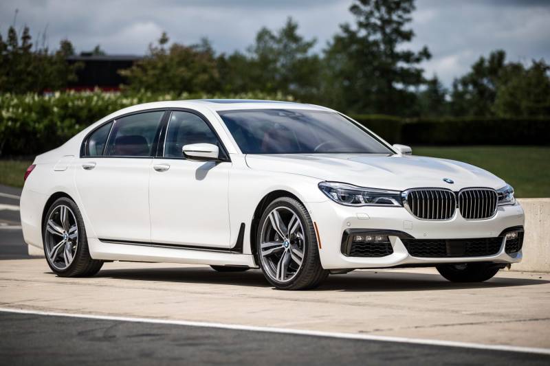 \"BMW\" avtomobili alanlara pis xəbər - Qəza keçirə bilərsiniz