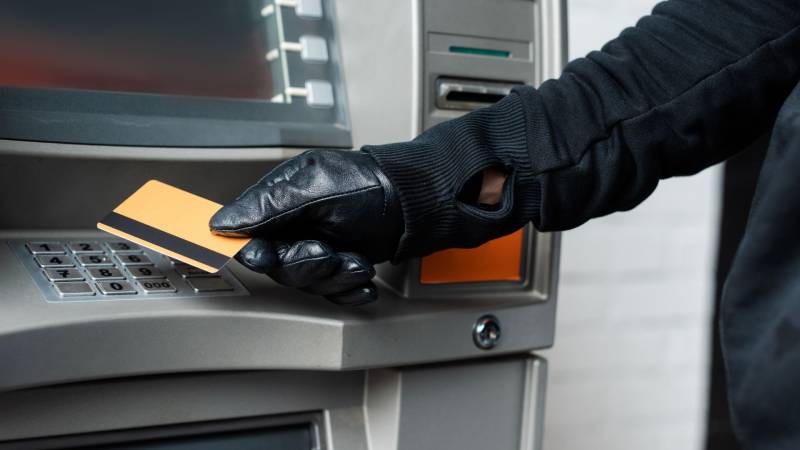 Bakıda hesabdan 2 min manat oğurlanıb