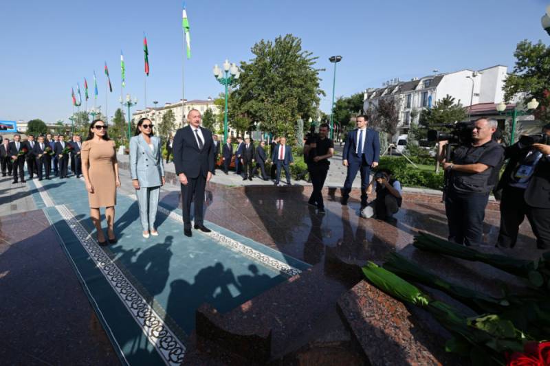 Prezident və xanımı Dəşkənddə Heydər Əliyevin barelyefi önünə gül dəstələri qoyublar - FOTOLAR