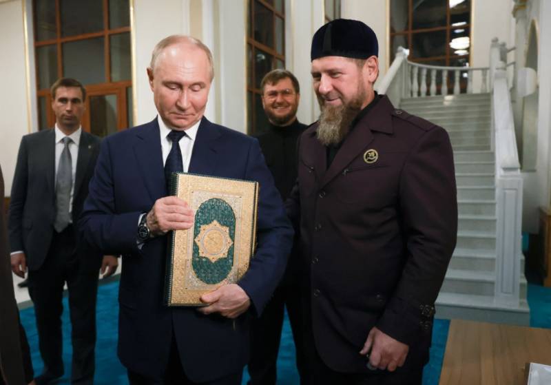 Putinin məsciddə Qurani-Kərimi öpdüyü anlar diqqət çəkdi - VİDEO
