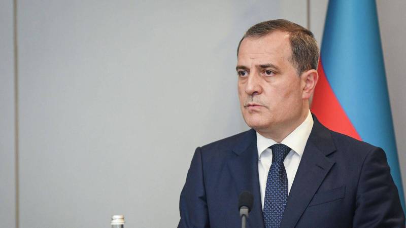 Ceyhun Bayramov iranlı həmkarı ilə regional məsələləri müzakirə etdi