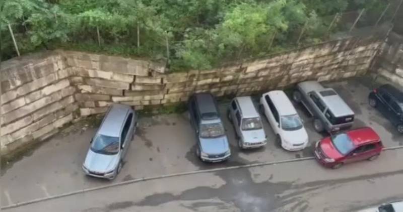 Divarın uçmaq üzrə olduğunu anlayan şəxs avtomobilini belə xilas etdi - VİDEO