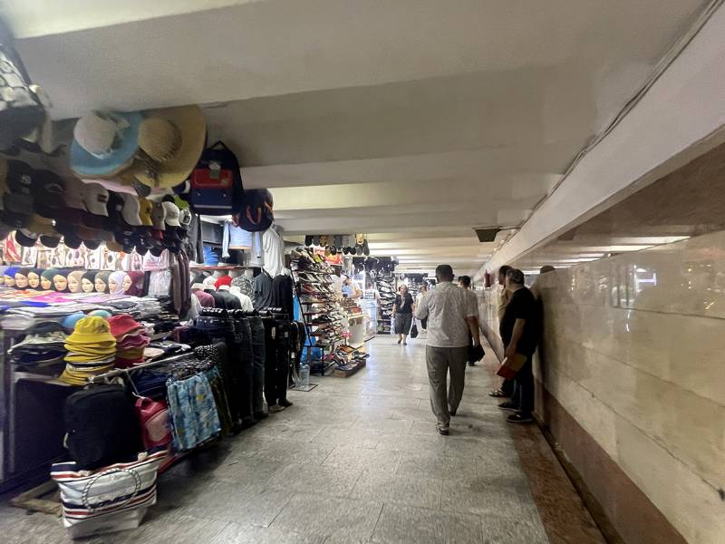 “20 Yanvar”ın keçidindəki mağazalar bağlandı - FOTO