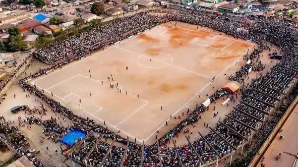 Futbol meydançası qan gölünə çevrildi: 100-ə yaxın insan həyatını itirdi