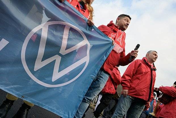 \"Volkswagen\" işçiləri yenidən tətil edir 