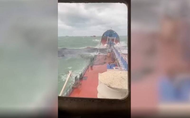 Kerç boğazında Rusiyanın tankeri batmaq üzrədir 