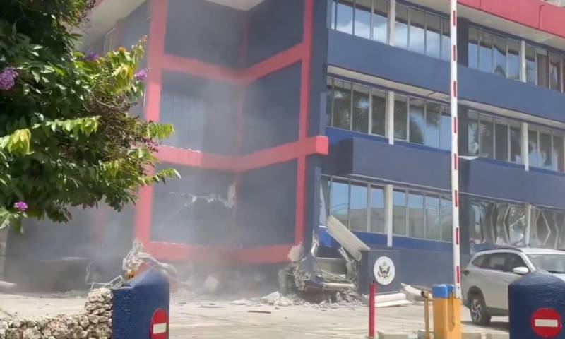 Güclü zəlzələ: Səfirlik binaları zərər gördü - VİDEO