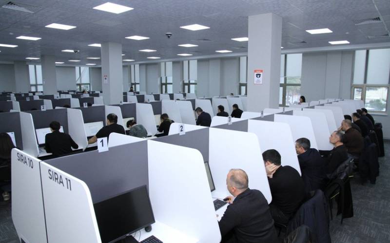 Vəkilliyə qəbul üzrə yazılı test imtahanı keçirildi 
