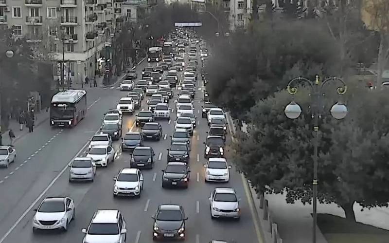 Paytaxtda 11 yolda sıxlıq var - SİYAHI