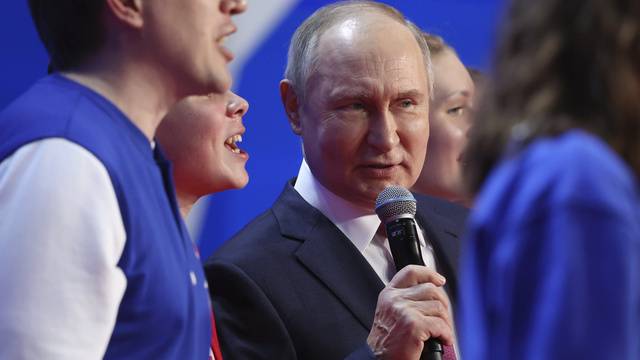 Putin mikrofonu götürdü: Gəncləri təəcübləndirdi - VİDEO