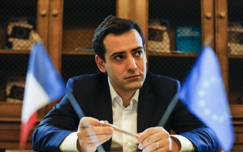 Fransa XİN başçısı Şərqə gedir 