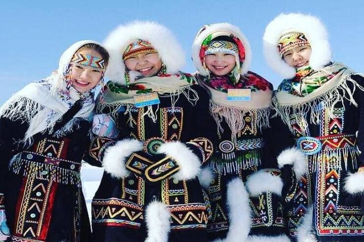 Bir neçə kişiyə ərə gedir - Qonaqlara peşkəş verilirlər