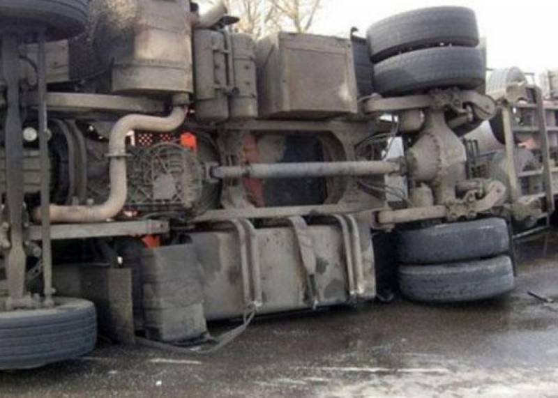 Tovuzda aşan TIR yandı - FOTO