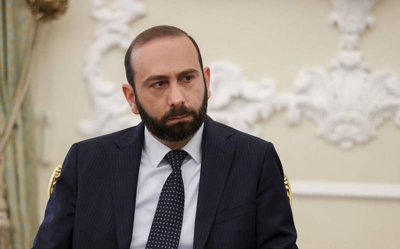 Mirzoyan Niderlanda gedir 