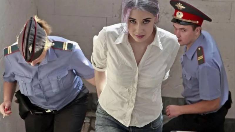 Rusiyada 11 yaşlı şagirdini sinif otağına bağlayıb sataşan qadın müəllim həbs edildi