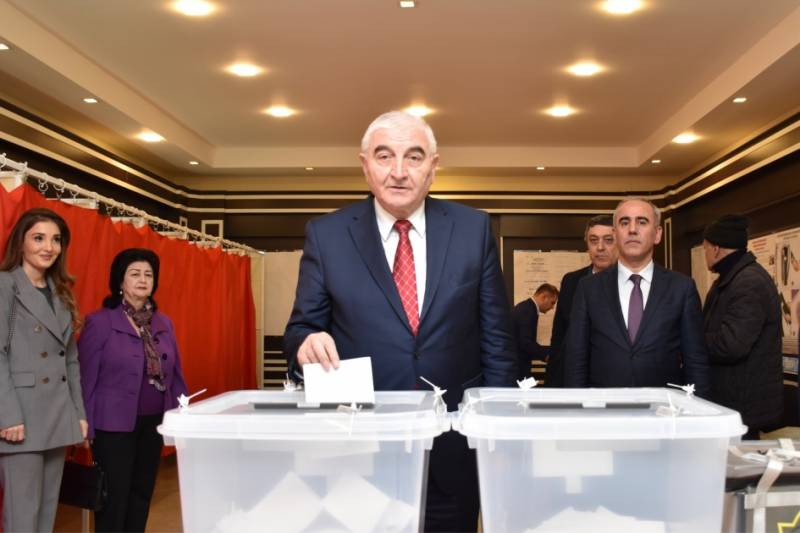 Məzahir Pənahov 31 saylı seçki məntəqəsində səs verdi