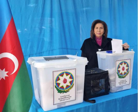 Bahar Muradova səs verdi - FOTOLAR