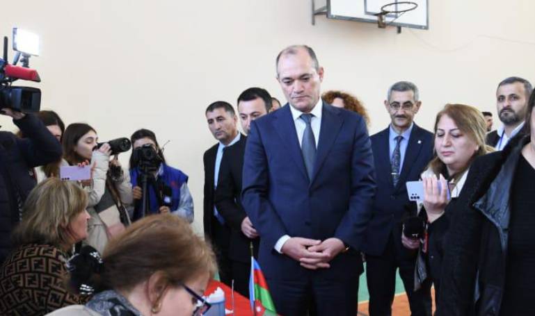 Prezidentliyə namizəd Razi Nurullayev səs verdi
