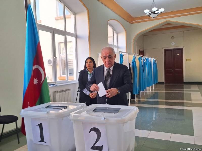 Əli Əsədov prezident seçkilərində səs verdi