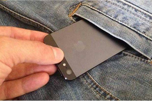 Metroda sərnişinin telefonunu oğurladı - Format edib özü işlətdi