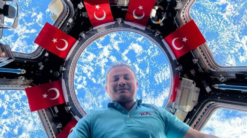 Türkiyənin ilk astronavtı Alper Gezeravcı Yerə qayıtdı