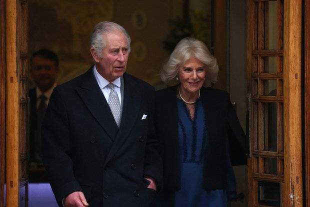 Kral III Çarlz bununla bağlı Londona QAYITDI