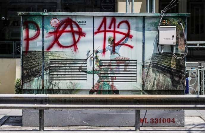 Məbədin divarına simvol çəkən fəal haqqında reportaj hazırlayan 2 jurnalist həbs olundu