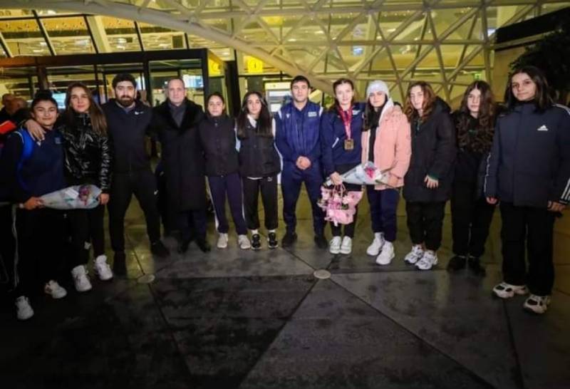 Avropa çempionatında 3 medal qazanan qadın güləşçilər Vətənə qayıtdılar