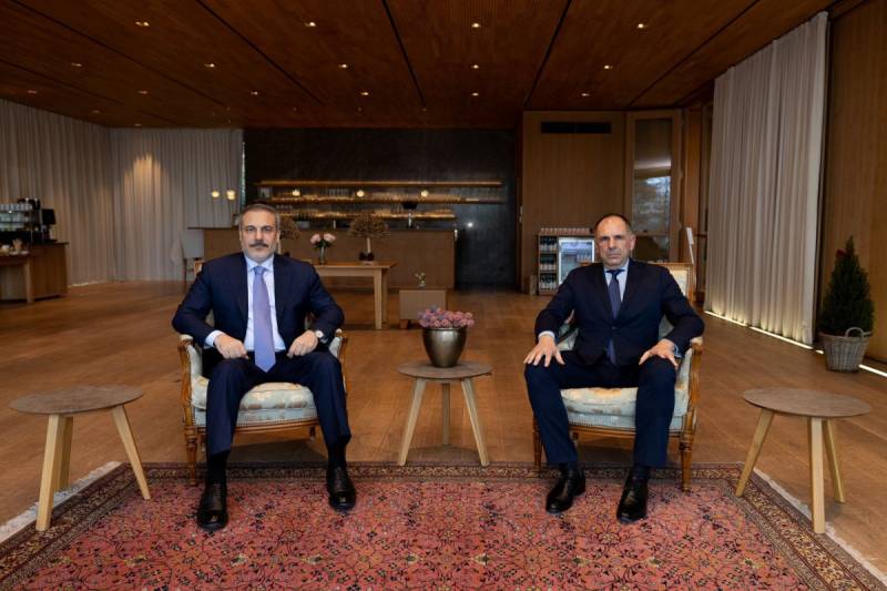 Hakan Fidan yunan həmkarı ilə görüşdü 