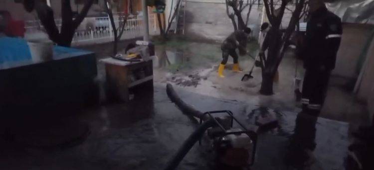Naxçıvanda intensiv yağış yağdı - Evləri su basdı