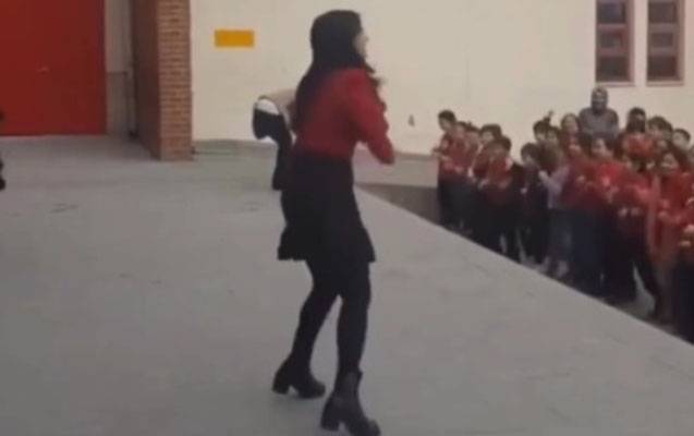 Dərsdən əvvəl şagirdləri ilə rəqs edir - VİDEO