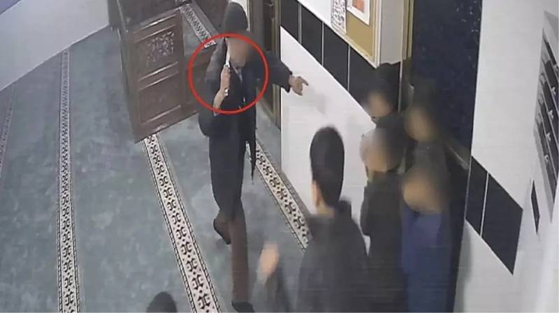 Türkiyədə ahıl şəxs bıçaqla məsciddə uşaqlara hücum etdi - VİDEO