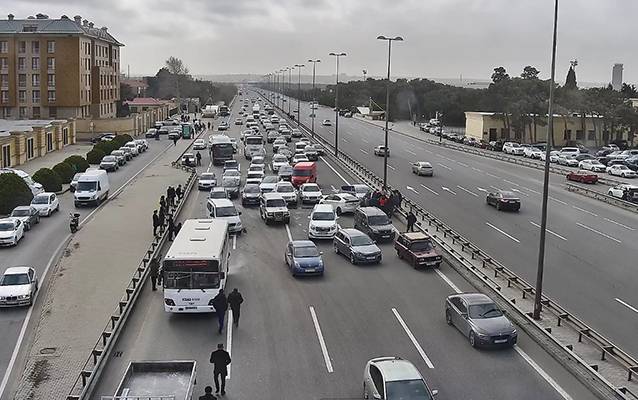 Aeroport yolunda “Prius” avtobusa çırpıldı