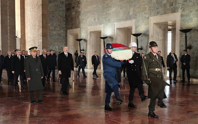 İlham Əliyev Anıtqəbiri ziyarət etdi - FOTOLAR