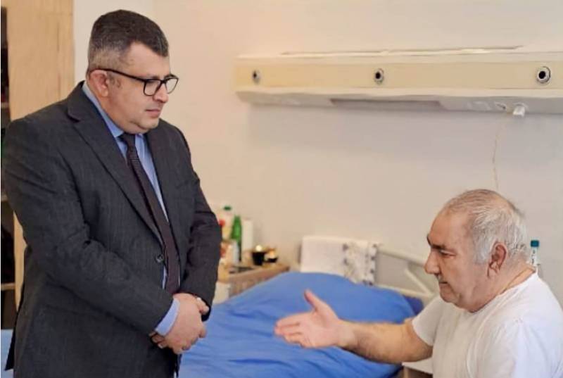 Direktor \"Azərbaycan Bayrağı\" ordenli qazini ziyarət etdi