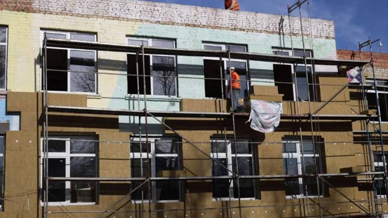 Kiyevdə Rusiya tərəfindən dağıdılmış 200 məktəb bərpa edildi