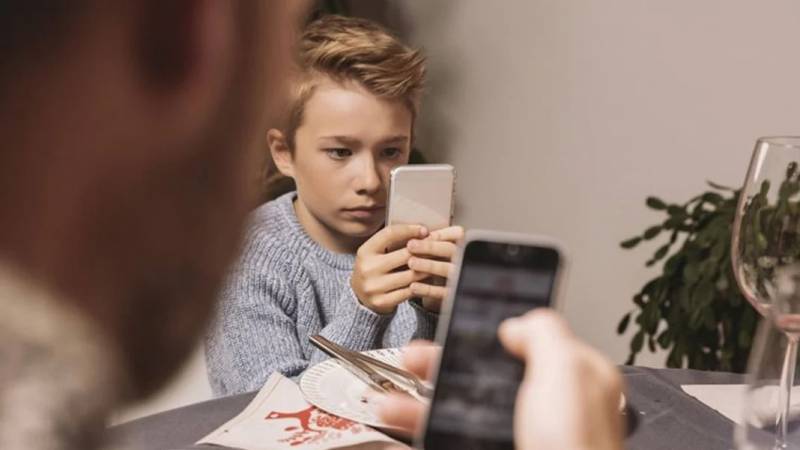 Bu ölkədə məktəblərdə mobil telefonlar qadağan edildi