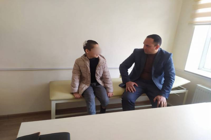 Anasının xəsarət yetirdiyi azyaşlı ilə bağlı araşdırma aparıldı