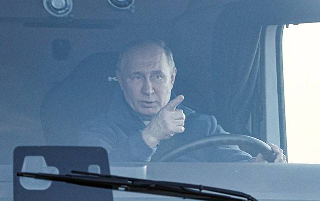 Putin “KamAZ” sürdü - VİDEO