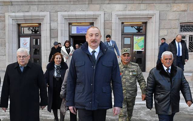 Prezident sakinlərlə Xankəndini gəzdi - FOTOLAR