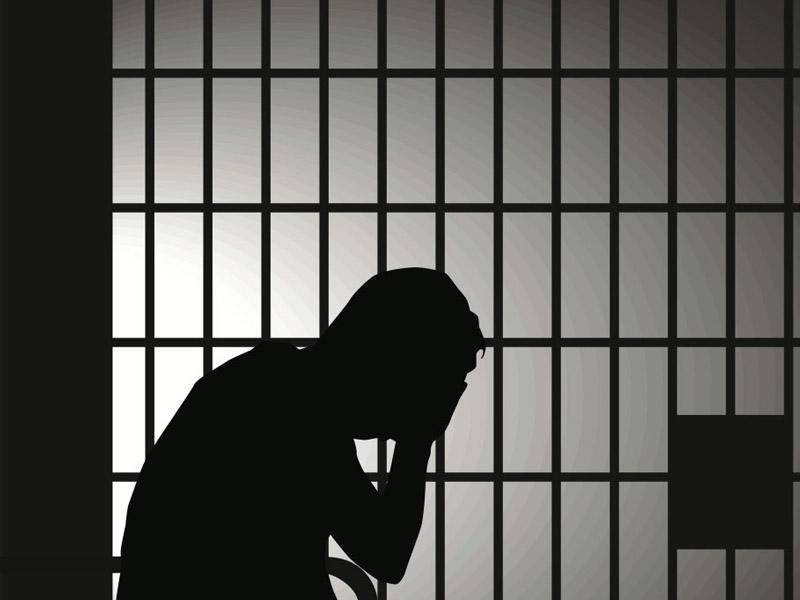 Ermənistanda məhbus ağzını tikdi 