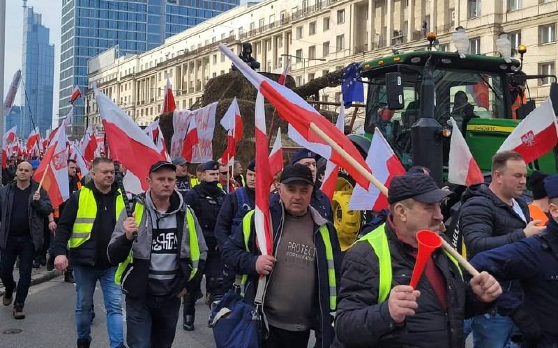 Polşa fermerlərinin genişmiqyaslı etirazları davam edir