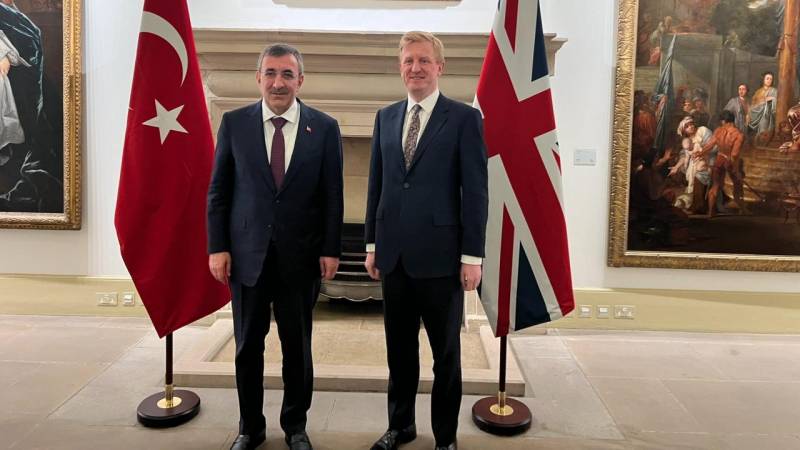 Cevdet Yılmaz İngiltərə Baş nazirinin müavini Oliver Dovden ilə görüşdü