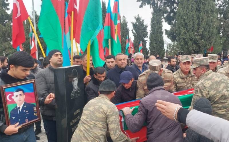 Şəhidin dəfnində ürəkdağlayan anlar: \"Səndən doymadım, Həsən...\" - VİDEO