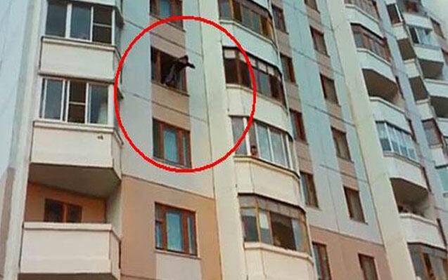 Ata və oğul dava edərkən pəncərədən yıxıldılar