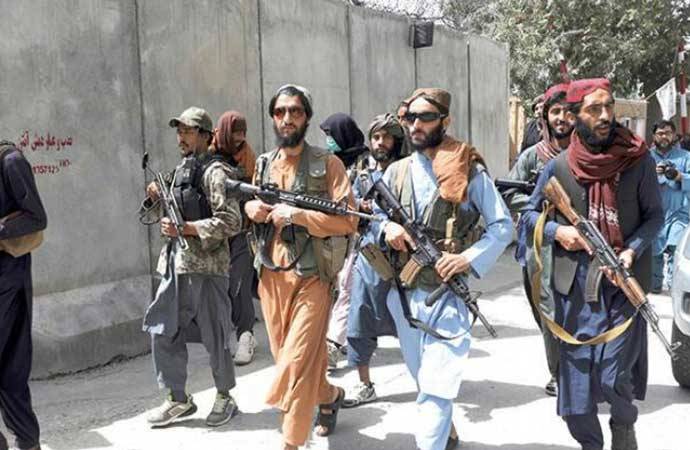 Taliban hicab taxma şəklini bəyənmədiyi qızları qamçıladı